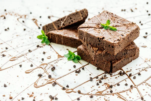 Dessert Sucré Avec Brownies Chocolat Sur Fond Pierre Blanche — Photo