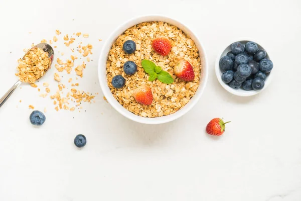 Υγιεινό Πρωινό Που Granola Μύρτιλο Και Φράουλα Και Μαύρο Καφέ — Φωτογραφία Αρχείου