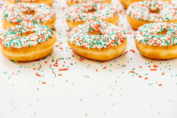 Donuts Mit Weißer Schokoladencreme Und Zucker Darüber Streuen Ungesundes Essen — Stockfoto