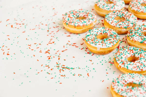 Fánk Fehér Csokoládés Krém Sprinkles Cukor Tető Egészségtelen Élelmiszer Stílusban — Stock Fotó