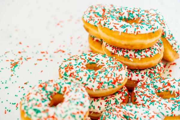 Donuts Mit Weißer Schokoladencreme Und Zucker Darüber Streuen Ungesundes Essen — Stockfoto