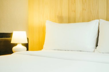 Yatak odasının iç tarafında beyaz yastık var.