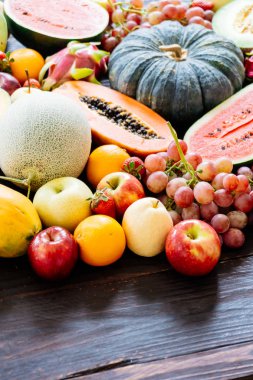 Kopya alanı - sağlıklı gıda kavramı ile ahşap arka plan üzerinde çeşitli ve karışık meyve
