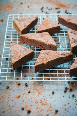 Şekerli tatlı siyah taş zemin üzerine çikolatalı kek ile