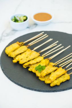 Tavuk satay soslu siyah arduvaz kaplamak üzerinde