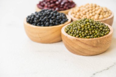 Böbrek mung siyah ve soya fasulyesi - sağlıklı ve beslenme gıda kavramı tarzı ile karışık fasulye