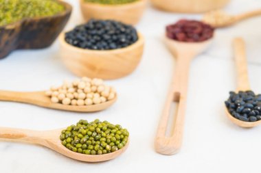 Böbrek mung siyah ve soya fasulyesi - sağlıklı ve beslenme gıda kavramı tarzı ile karışık fasulye