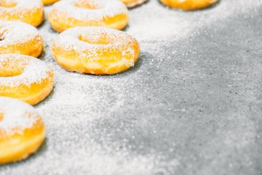 Şekerli tatlı şeker buzlanma ile-üst birçok çörek ile sağlıksız gıda tarzı