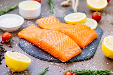 Siyah taş ham ve taze somon eti filetosu domates limon ve diğer madde - sağlıklı gıda tarzı ile kayrak