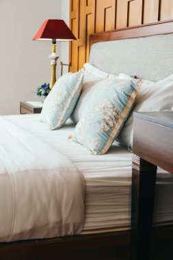 Konfor yastık yatak otel yatak odası iç dekorasyonda ışık lamba ile