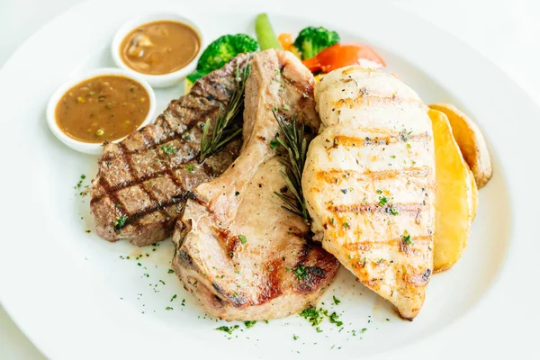 Gegrilde Kipfilet Pork Chop Met Vlees Biefstuk Groente Witte Plaat — Stockfoto