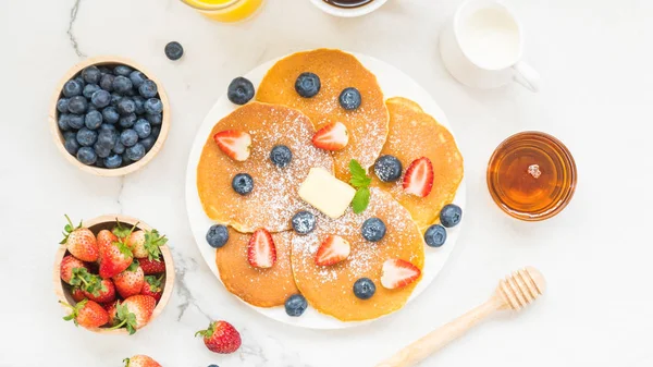 Desayuno Saludable Con Panqueque Arándanos Frutas Fresa Café Negro Leche — Foto de Stock