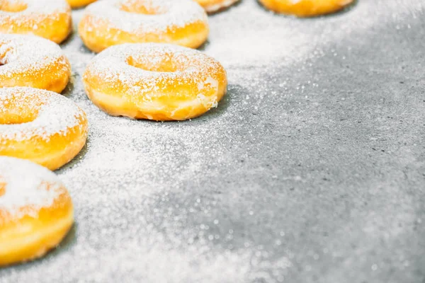 Dessert Sucré Avec Nombreux Beignets Sur Dessus Avec Glaçage Sucre — Photo