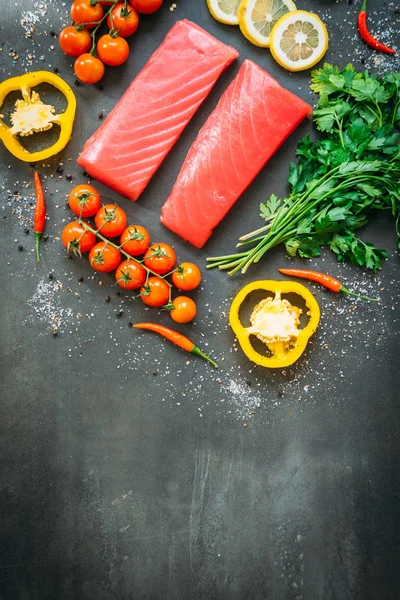 Filet Thon Cru Viande Sur Planche Découper Bois Avec Légumes — Photo