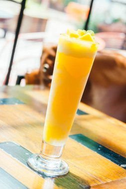 Mango smoothie Cam masaya içme buz