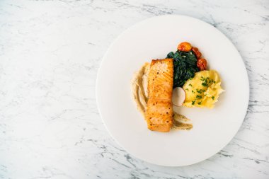 Izgara somon et bonfile sebze ve sos beyaz plaka ile