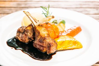 Sebze ve sos beyaz plaka ızgara kuzu pirzolası biftek