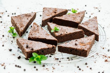 Şekerli tatlı beyaz taş zemin üzerine çikolatalı kek ile