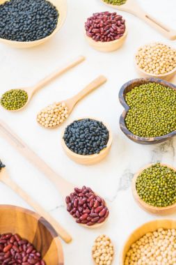 Böbrek mung siyah ve soya fasulyesi - sağlıklı ve beslenme gıda kavramı tarzı ile karışık fasulye