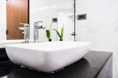 Banyo iç dekorasyonda musluk evye