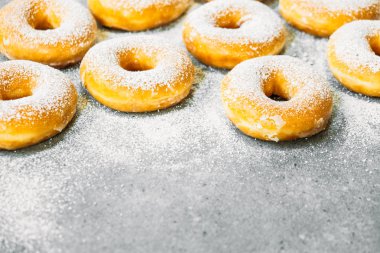 Şekerli tatlı şeker buzlanma ile-üst birçok çörek ile sağlıksız gıda tarzı