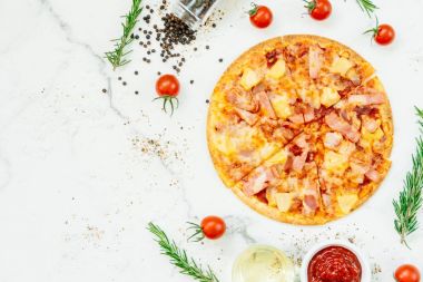 Ananas ve ham - sağlıksız yiyecek stil Hawai pizza
