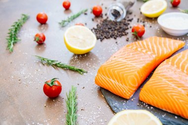 Siyah taş ham ve taze somon eti filetosu domates limon ve diğer madde - sağlıklı gıda tarzı ile kayrak