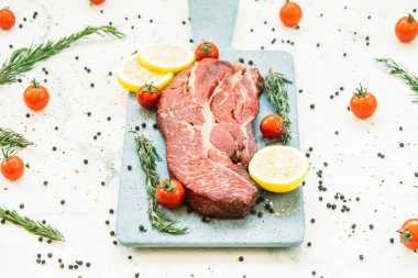 Kesme tahtası sebze ve yemek pişirmek için madde ile ham sığır eti