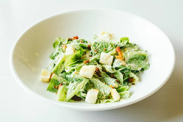 Gegrillter Kaisersalat Mit Frischem Gemüse Auf Weißem Teller Gesundes Essen — Stockfoto