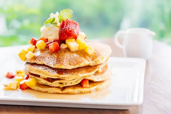 Söta Dessert Stack Pannkaka Med Jordgubbe Toppen Vit Platta — Stockfoto