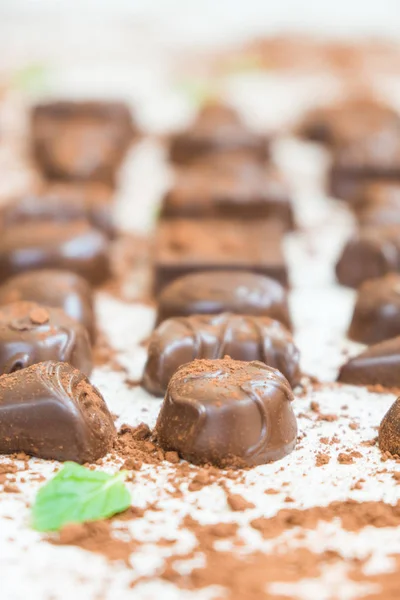 Postre Dulce Con Trozos Chocolate Negro Cacao Polvo Sobre Fondo —  Fotos de Stock