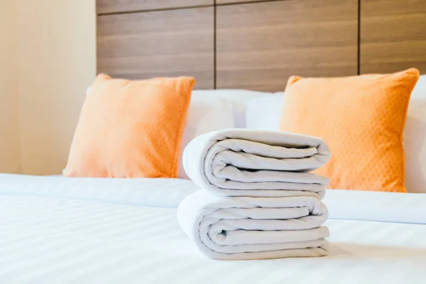 白色浴巾在床上装饰卧室内部 — 图库照片
