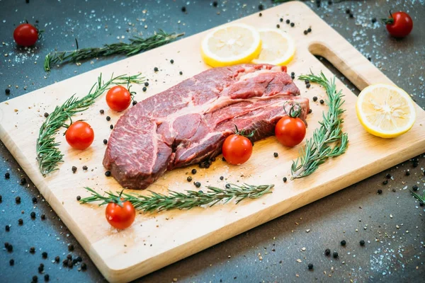 Carne Vacuno Cruda Tabla Cortar Con Verduras Ingredientes Para Cocinar —  Fotos de Stock