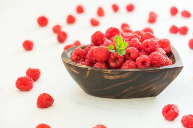 Kırmızı ahududu meyve masada ahşap kase