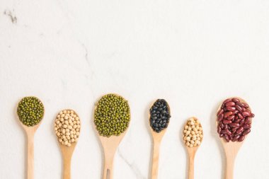 Böbrek mung siyah ve soya fasulyesi - sağlıklı ve beslenme gıda kavramı tarzı ile karışık fasulye