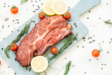 Kesme tahtası sebze ve yemek pişirmek için madde ile ham sığır eti