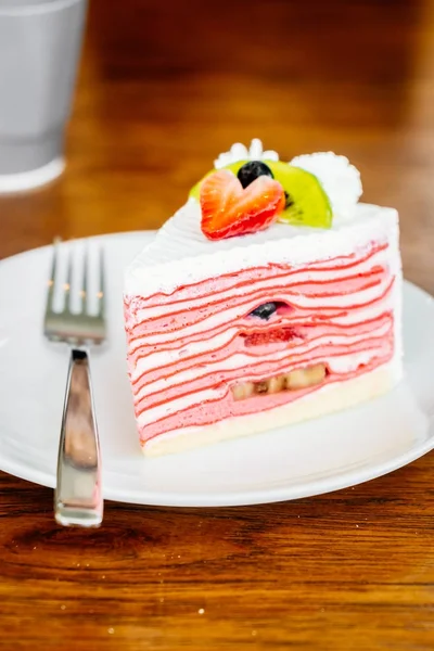 甜点心草莓薄饼蛋糕在白板 — 图库照片
