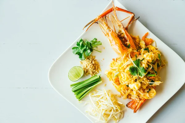 Jumbo karides ve sebze beyaz plaka ile Pad Tay erişte