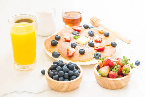 Gezond Ontbijt Instellen Met Pancake Bosbessen Aardbeien Vruchten Zwarte Koffie — Stockfoto