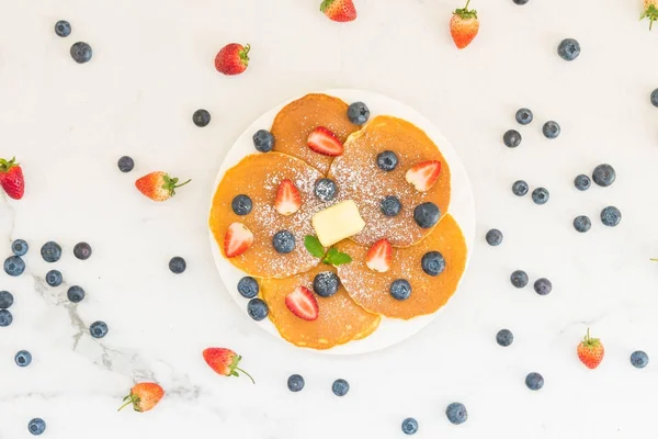 Set Desayuno Saludable Con Panqueque Arándanos Frutas Fresa Sobre Fondo —  Fotos de Stock