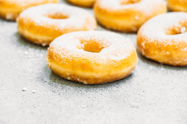 Sobremesa Doce Com Muitos Donuts Cima Com Cobertura Açúcar Estilo — Fotografia de Stock