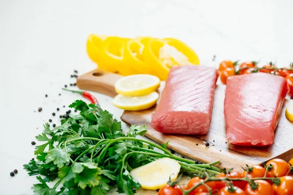 Rauwe Tonijn Filet Visvlees Houten Snijplank Met Groente Ingrediënt Voor — Stockfoto