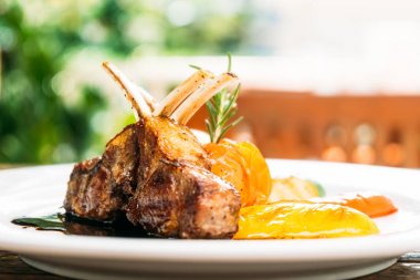 Sebze ve sos beyaz plaka ızgara kuzu pirzolası biftek