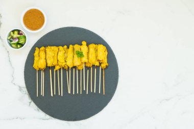 Tavuk satay soslu siyah arduvaz kaplamak üzerinde