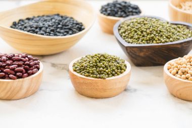 Böbrek mung siyah ve soya fasulyesi - sağlıklı ve beslenme gıda kavramı tarzı ile karışık fasulye