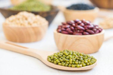 Böbrek mung siyah ve soya fasulyesi - sağlıklı ve beslenme gıda kavramı tarzı ile karışık fasulye