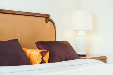 Yatak Dekorasyon iç otel odasının konforlu yastık