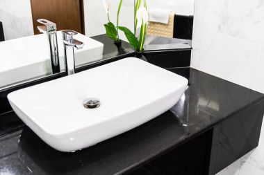 Banyo iç dekorasyonda musluk evye