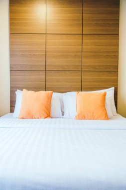 Yatak Dekorasyon iç otel odasının konforlu yastık