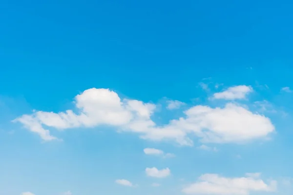 Beau Nuage Blanc Sur Fond Bleu Ciel — Photo